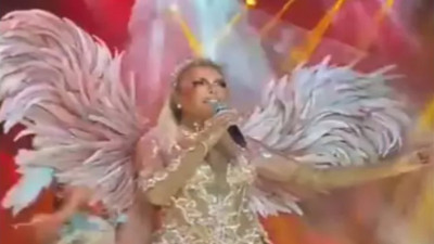 Süperstar sahnede kanatlandı melek oldu