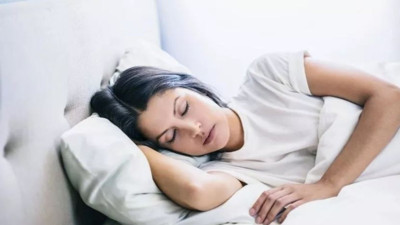 Kalp hastalıklarını iyileştiren uyku pozisyonu ortaya çıktı. Ne tarafa yatarsanız ağrılarınızdan kurtulursunuz?