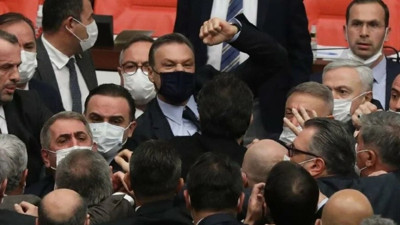 Alpay Özalan'ın danışmanı Alpay'a ateş püskürdü