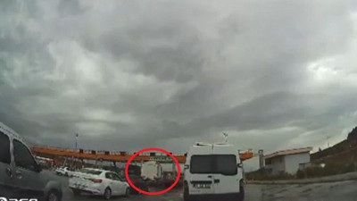 Kontrolden çıkan TIR gişelerde bekleyen 3 otomobile çarptı: İşte o anlar