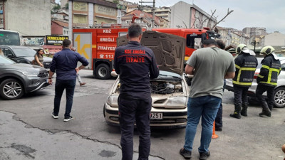 Seyir halindeki araçtan çıkan dumanlar panik yarattı
