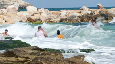 Yasağı dinlemediler dev dalgalı denize girdiler