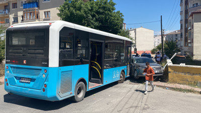 Halk otobüsü ile otomobil çarpıştı. 8 kişi yaralandı