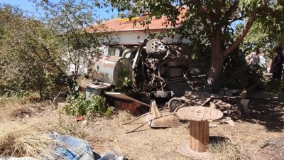 Otomobil bahçeye uçtu: 8 yaralı