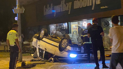 Beton saksılara çarparak takla attı