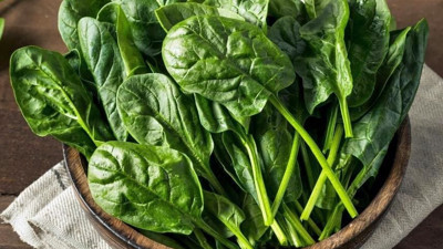 Marketten ıspanak alan kadın paketten çıkanı görünce şoke oldu. "Tanrıya şükür yemedim"