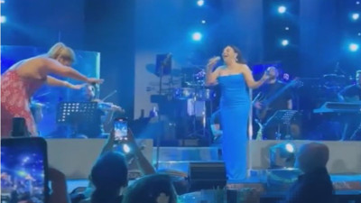 Sarayın şarkıcısı Demet Akalın Ebru Gündeş'in önünde saygıyla eğildi