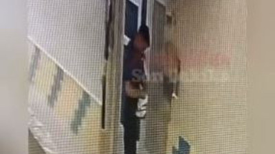 Uyanık kurye götürdüğü paketin içindeki saati çaldı