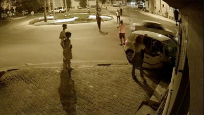 Otomobil yol kenarındaki duvara girdi: 3 yaralı