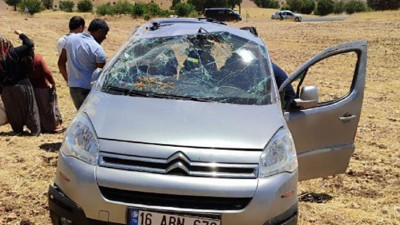 Hafif ticari araç tarlaya uçtu: 2 yaralı