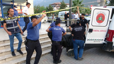 Markette kan donduran olay. Boşanma aşamasındaki karısını vurup intihar etti