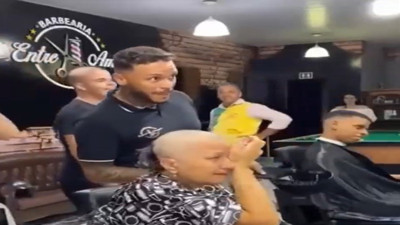 Kuaförde saçını kazıtan kanser hastası kadına çalışanlardan duygulandıran destek. Yalnız hissetmesin diye...