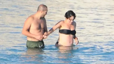 Ezgi Mola'nın kahkahaları plajda yankılandı