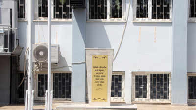 Atatürk büstüne balyozla saldırdı. Ellerin kırılsın