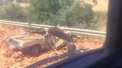 TIR'daki tuğlalar, otomobilin üzerine döküldü