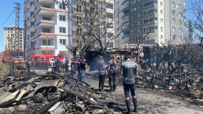 Çocukların attığı torpil evi yaktı