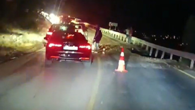 İsale hattı patladı, yol çöktü