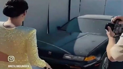 Eşinin aldığı arabayı beğenmedi. Asıl sürpriz arkada saklanan arabaydı. Emekliler dertlerine yansın