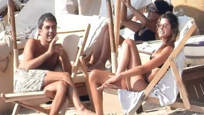 Berrak Tüzünataç’ın denizde sohbet keyfi