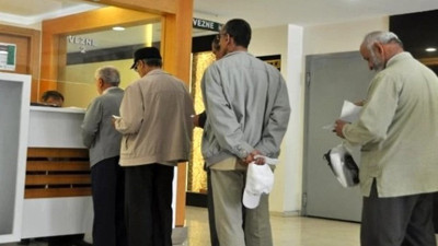 Emeklilere bir darbe de bankalardan. Vezneden yapılacak işlemlerde 10 bin lira alt sınırı