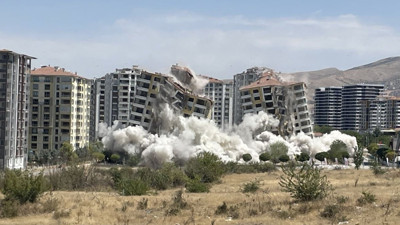 12 katlı iki bina 160 kilo patlayıcıyla 5 saniyede yerle bir edildi