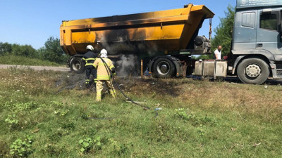 Seyir halindeki kamyonunun lastikleri yandı
