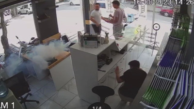 Cep telefonu tamir esnasında alev aldı