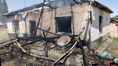 Çocuklarını yangından kurtarmaya çalışırken hastanelik oldu