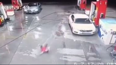 Benzin istasyonu görevlisine çarpıp metrelerce sürükledi