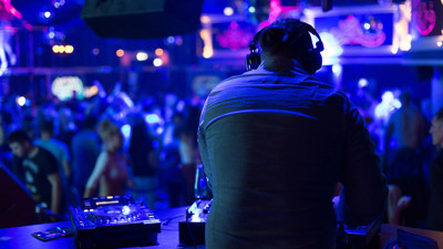 Tatil merkezi Çeşme’de silahlı saldırganlar dehşet saçtı. 1 kişi hayatını kaybetti 7 kişi yaralandı