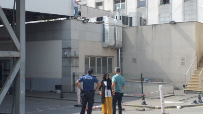 Kaybolan anahtarının bulunması için çatıya çıkan kişi ikna edilerek indirildi