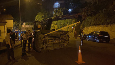 Silahlı saldırıya uğradı, kaçmaya çalışırken aracıyla evin çatısına uçtu