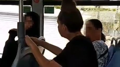 Tesettürlü kadına otobüste çirkin saldırı. “Peçeni de al git” diyen kadına otobüstekiler gerekli cevabı verdi