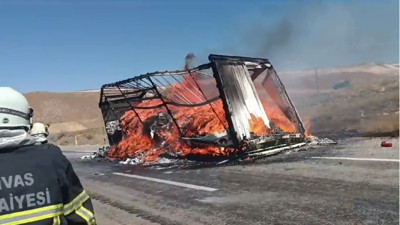 Islak mendil ve çocuk bezi yüklü TIR'ın dorsesi yandı
