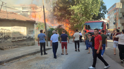 Boş evde yangın. Bahçedeki ağaç ve çalılara sıçradı