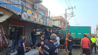 Hatay'da kamyon ortalığı savaş alanına çevirdi: 2 yaralı