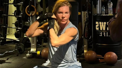 Biricik Suden'in kol kasları olay oldu