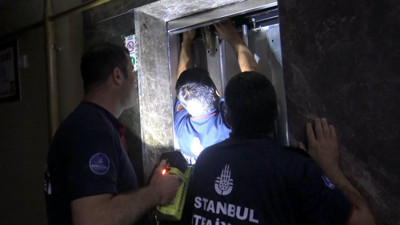 Baba-oğul asansörde mahsur kaldı, yardıma itfaiye koştu