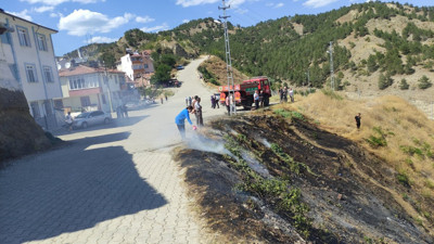 Otluk alanda çıkan yangın paniğe sebep oldu
