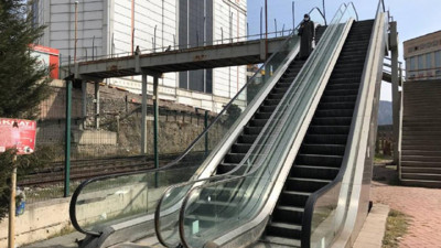 Ayağı yürüyen merdivene sıkışan çocuk hastaneye kaldırıldı