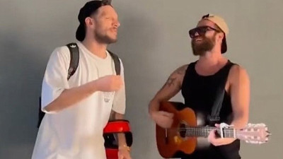 Uraz Kaygılaroğlu sokak şarkıcısıyla düet yaptı. Sosyal medya yıkıldı