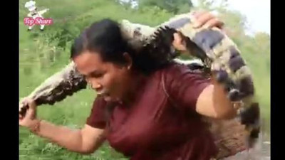 Bu kadın suya girince timsahlar kayaların arkasına saklanıyor. Timsahları hapur hupur yiyor (22 Ağustos 2023)