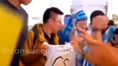 Malaga taraftarından görülmemiş protesto. Çinli turiste havalimanında forma giydirdiler