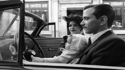 Ömer'in yıldızı Selahattin Paşalı eşi ve kızıyla set pozunu paylaştı. Yorum yağdı