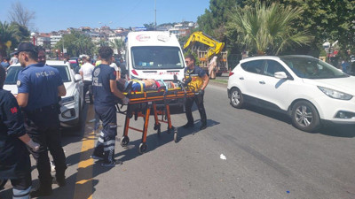 Yolun karşısına geçmeye çalışan yayalara motosiklet çarptı