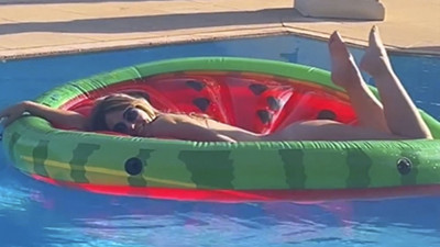 Ünlü model Elizabeth Hurley karpuzun üzerinde çıplak poz verdi