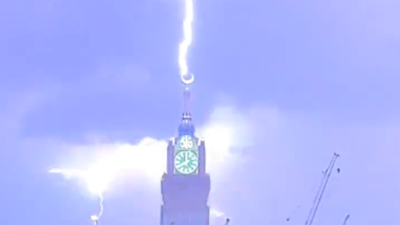 Mekke’yi ‘Süper Hücre’ vurdu. Görevliler yerlerde sürüklendi