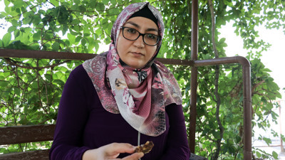 Yediği helvanın içinde çıktı. Dişi kırıldı neye uğradığını şaşırdı