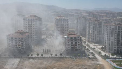 Evleri patlayıcı ile yıkıldı. Gözyaşları sel oldu