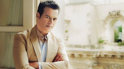 Ünlü şarkıcı Hakan Peker belediye başkan adaylığını açıkladı. İlçeyi heyecan sardı